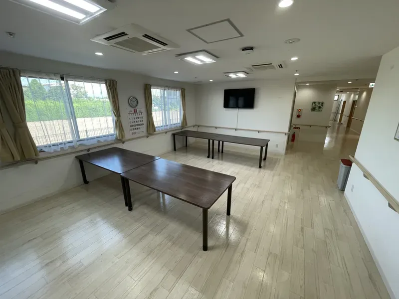 あすなろ元総社南 共用スペース・食堂 明るい窓と手すり付きの廊下