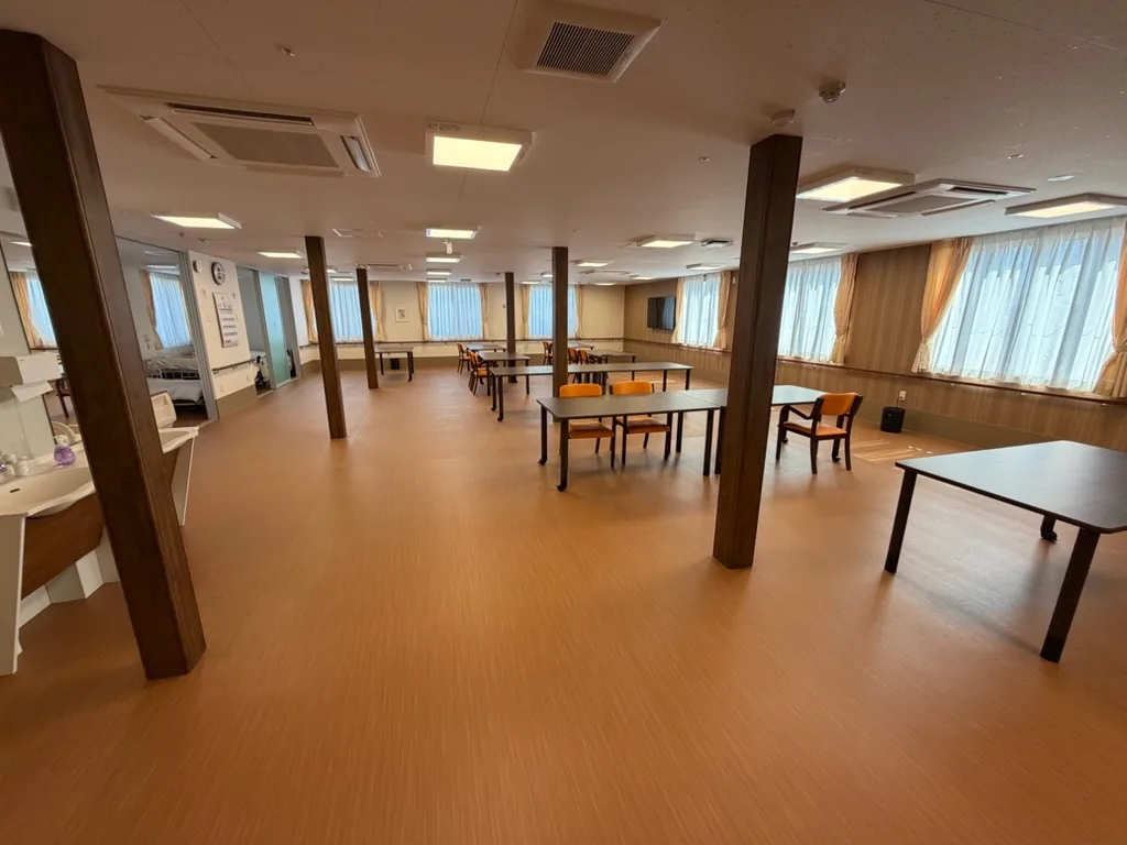 あすなろ玉村 食堂・共用ホール 大きな窓の明るい空間